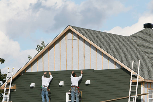 Professional Siding technician working in Mercer Island, WA